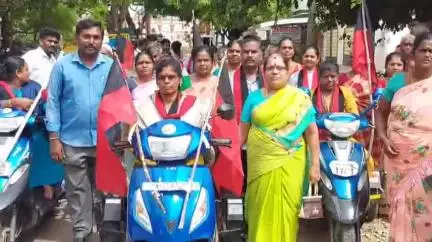 புதுக்கோட்டை: நூற்றுக்கும் மேற்பட்ட பொதுமக்களோடு ஊர்வலமாக சென்று மாநகராட்சி அலுவலகத்தில் வேட்பு மனு தாக்கல் செய்த மாற்றுத்திறனாளி பெண்