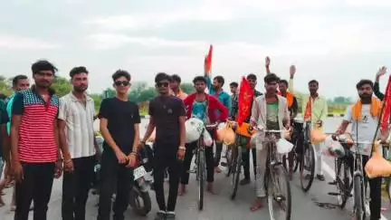 मऊरानीपुर: रतनगढ़ मंदिर से जल लेकर साइकिल से पहुंचे श्रद्धालु, रतौसा स्थित बड़ी माता मंदिर के पास हुआ भव्य स्वागत