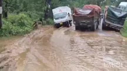 बलरामपुर: एनएच-343 पर औराझरिया घाट के पास गड्ढे में फंसा मालवाहक ट्रक, लगा जाम