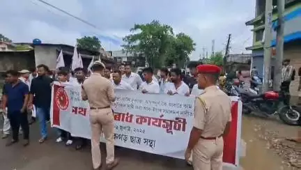 পূব ডিব্ৰুগড়: মহানগৰৰ বাট-পথৰ দুৰৱস্থাৰ বাবে সদৰত আছুৰ প্ৰতিবাদ, কাণসাৰ নাই ডিব্ৰুগড় পৌৰণিগমৰ #jansamasya