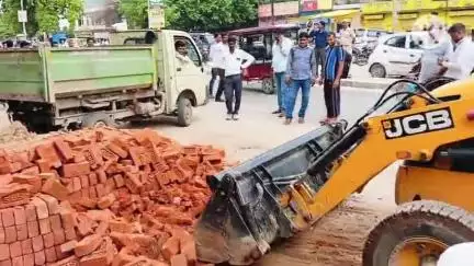 दौसा: मकान के बाहर निर्माण समिति डालना पड़ा भारी, नगर परिषद के दस्ते ने सड़क पर पड़ी ईट और बाजरी किया ज़ब्त