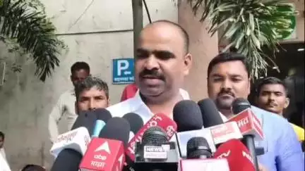 मुंडे हत्या प्रकरणात एस आय टी लावा सतीश फड यांची जिल्हा रुग्णालय परिसरात माध्यमांसमोर बोलताना मागणी