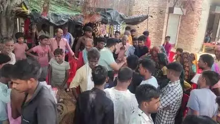 27 जनवरी 2025 से प्रतिदिन गांव गांव व घर-घर जाकर की पीडीए पर मीटिंग व पीडीए पर चर्चा

आज दिनाँक 16 जूलाई 25 को 136 ददरौल विधानसभा के ग्राम पंचायत सत्यारा में आज लोधी समाज समाज व कश्यप समाज मे  आज पीडीए पर मीटिंग की और हमारे