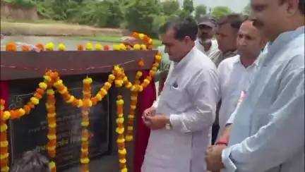 करौली: हरनगर से पाराशरी सड़क पर 2.5 करोड़ रुपये की लागत से निर्मित पुलिया का लोकार्पण विधायक दर्शन सिंह गुर्जर ने किया