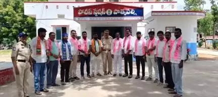 పెద్దపల్లి: ఎలిగేడు టిఆర్ఎస్ నాయకులను ముందస్తుగా అరెస్టు చేసిన ఎలిగేడు పోలీసులు