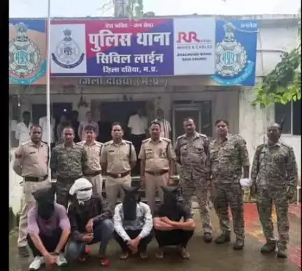दतिया नगर: थाना सिविल लाइन पुलिस ने हत्या के प्रयास के मामले में फरार चार आरोपियों को किया गिरफ्तार