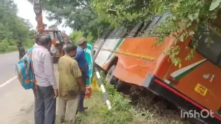 रामनगर: मलीहामऊ गांव के पास रोडवेज बस अनियंत्रित होकर खाई में उतरी, तीन महिलाओं और बच्चों को आई चोटें