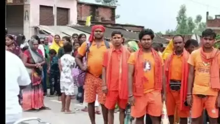 सुल्तानपुर: श्रीराम नगर से देवघर के लिए निकला कांवरियों का जत्था, 105 किमी की यात्रा कर सुल्तानगंज से गंगाजल लेकर करेंगे जलाभिषेक