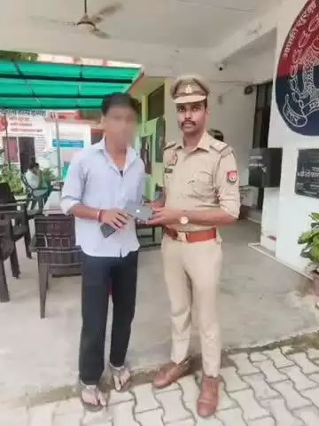 मऊ: कोपागंज पुलिस ने गुमशुदा कुल एक मोबाइल फोन, जिसकी कीमत लगभग ₹51,000 है, बरामद कर उसके स्वामी को सुपुर्द किया