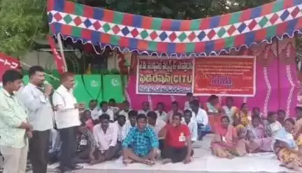 కనిగిరి: పట్టణంలో మున్సిపల్ పారిశుద్ధ్య కార్మికుల సమస్యలను పరిష్కరించాలని డిమాండ్ చేస్తూ సమ్మె నిర్వహణ