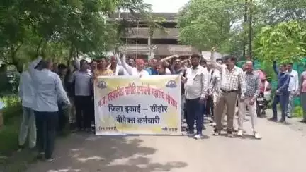 सीहोर नगर: मध्य प्रदेश सहकारिता समिति कर्मचारी महासंघ ने मांगों को लेकर कलेक्ट्रेट में ज्ञापन सौंपा