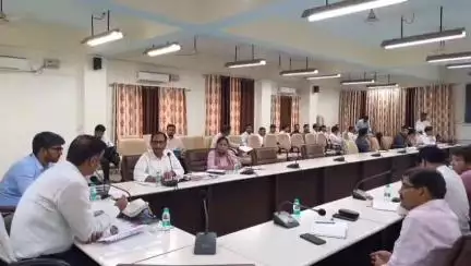मऊ: प्रत्येक ग्राम पंचायतों में बनेगा पंचायत उत्सव भवन एवं डिजिटल पुस्तकालय, डीएम की बैठक कलेक्ट्रेट में हुई
