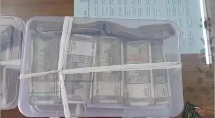 गिर्वा: DST और हिरणमगरी पुलिस ने थाना क्षेत्र से वांछित तस्कर को अवैध हथियार, नकदी और चोरी की कार के साथ किया गिरफ्तार