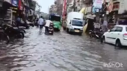 हाजीपुर: हाजीपुर में झमाझम बारिश से सिनेमा रोड पर जलजमाव, यात्रियों को हो रही है परेशानी