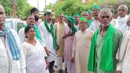 सीतापुर: कलेक्टर कार्यालय में किसान यूनियन के लोगों ने चार सूत्री मांग को लेकर जिलाधिकारी को सौंपा ज्ञापन