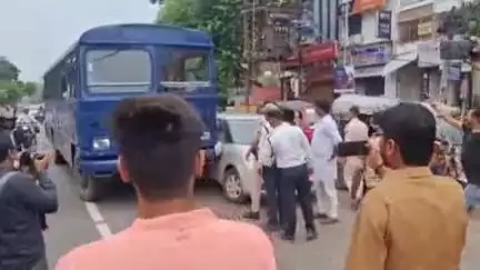 जगदीशपुर: कचहरी चौक पर कैदी वाहन ने राजपूत करणी सेना के जिलाध्यक्ष की कार को टक्कर मारी, कार क्षतिग्रस्त