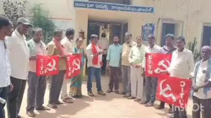 నవాబ్​పేట: గ్రామపంచాయతీ కార్మికులకు ఇండ్లు ఇళ్ల స్థలాలు ఇవ్వాలని సిఐటియు ఆధ్వర్యంలో నవాబుపేట మండల కార్యాలయం ముందు ధర్నా