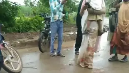 कवर्धा: चारडोंगरी के पास हाईवा ट्रक और बाइक के बीच हुई जबरदस्त टक्कर, एक व्यक्ति गंभीर रूप से घायल