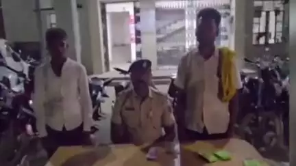 मोतिहारी: लखौरा थाना क्षेत्र में गश्ती के दौरान पुलिस ने जुआ खेलते हुए 2 व्यक्तियों को गिरफ्तार किया, 09 मोटरसाइकिल व 900 रुपये बरामद