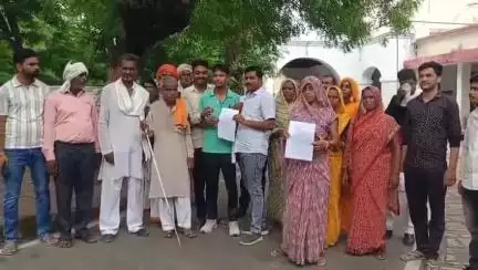 उरई: अटारिया गांव के निवासियों ने जिलाधिकारी को शिकायती पत्र दिया, प्रधान पर गंभीर आरोप लगाए