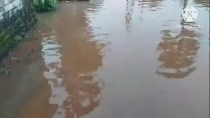 ঠাকুরপুকুর-মহেশতলা: একটানা বৃষ্টির জেরে জলমগ্ন দৌলতপুর নস্কর পাড়া এলাকা, বেহাল নিকাশি ব্যবস্থা থাকার কারণে এমনই সমস্যা