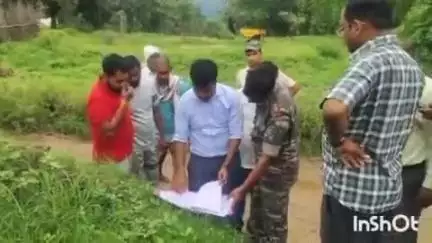 लातेहार: बिशुनपुर पहुंचे अंचलाधिकारी और प्रभारी थानेदार, अतिक्रमण की गई सरकारी जमीन खाली करने की दी चेतावनी
