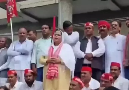 नौगढ़: समाजवादी पार्टी के लोगों ने अपनी कई मांगों को लेकर जिलाधिकारी को राज्यपाल को भेजने हेतु ज्ञापन दिया