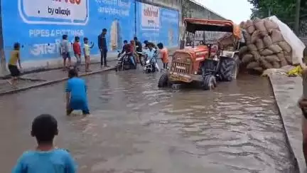 अररिया: जहांगीर बस्ती सर्विस रोड पर अत्यधिक जलजमाव होने के कारण मक्का लोड ट्रैक्टर की ट्रॉली पलटी लोगों में आक्रोश#jansamasya