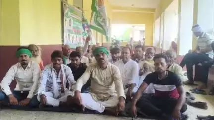जलेसर: किसानों की विभिन्न समस्याओं को लेकर भाकियू भानू के पदाधिकारी और कार्यकर्ताओं ने तहसील जलेसर परिसर में किया धरना प्रदर्शन