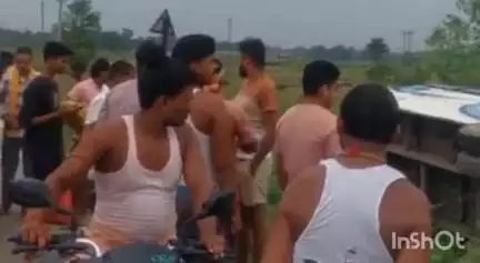 वारिसलीगंज: वारिसलीगंज के विशनपुर गांव के समीप यात्री से भरी बस सड़क किनारे पलटी, कोई हताहत नहीं