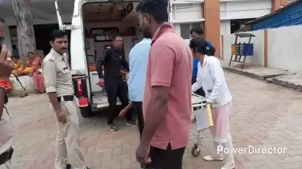 परसिया: परासिया: रेलवे पटरियों के पास बेसुध मिली महिला, शराब की बोतल भी मिली, पुलिस ने पहुंचाया अस्पताल