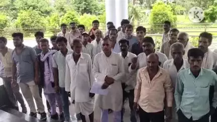आगर: बिजली बिल बकाया होने पर भानपुरा में पूरे गांव की लाइट काटी, ग्रामीणों ने कलेक्ट्रेट पहुंचकर जताया विरोध #jansamasya