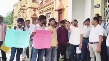 BHU द्वारा CUET UG काउंसलिंग प्रक्रिया में देरी को लेकर छात्रों ने किया विरोध प्रदर्शन