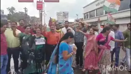 जगदलपुर: उड़ीसा में 20 वर्षीय छात्रा की आत्महत्या के मामले को लेकर महिला कांग्रेस ने प्रधानमंत्री नरेंद्र मोदी का पुतला फूंका