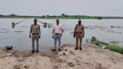 कालपी: कालपी में यमुना नदी किनारे नून नदी पर मंगरौल पड़री मार्ग पुलिया जलमग्न, मार्ग प्रभावित, नाव की व्यवस्था कराई गई