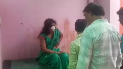 तमकुही राज: तमकुहीराज के तरया मार्ग पर ब्रह्म स्थान के पास बकरी को बचाने के चक्कर में गिरे बाइक सवार, महिला गंभीर घायल