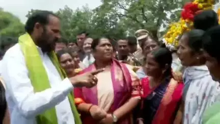 పెద్దపల్లి: పెద్దపల్లి జిల్లా కేంద్రంలో ఇందిరా మహిళ సంబరాల్లో పాల్గొన్నారు రాష్ట్ర మంత్రులు సీతక్క శ్రీధర్ బాబు తుమ్మల నాగేశ్వరరావు
