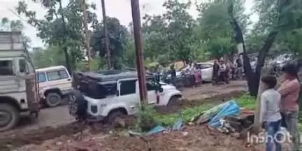 सोहागपुर: मेडिकल कॉलेज मार्ग पर खराब सड़क से लगा जाम, राहगीर परेशान, एम्बुलेंस भी फंसी