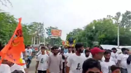 शिकोहाबाद: शिकोहाबाद में शिव भक्तों का सैलाब, सोरों से 101 लीटर गंगाजल लेकर पहुंचे, तुइया वाले मंदिर में करेंगे जलाभिषेक