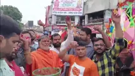 मुज़फ्फरनगर: कावड़ियों का उमड़ता सैलाब, शिव चौक पर यशवीर जी महाराज ने की फूलों की वर्षा, MP को बताया बेवकूफ