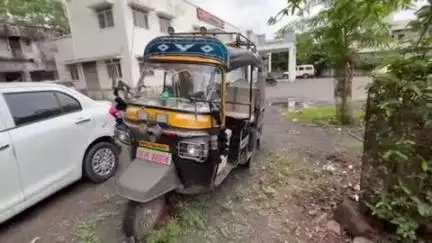 रायसेन: हाइवे 18 पर वाटिका ढाबे के सामने सवारी ऑटो ने मोटरसाइकिल को मारी टक्कर, 2 लोग घायल