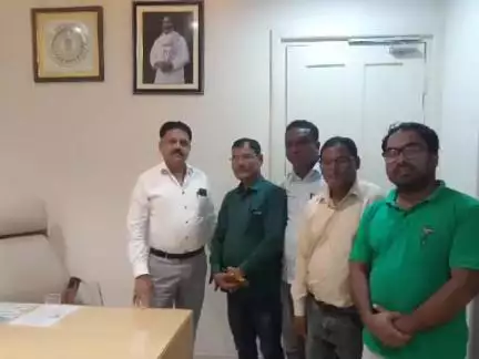 सिमडेगा: झामुमो जिला सचिव शफीक खान ने मंत्री सुदिव्य सोनू से की मुलाकात, संगठन पर हुई अहम चर्चा