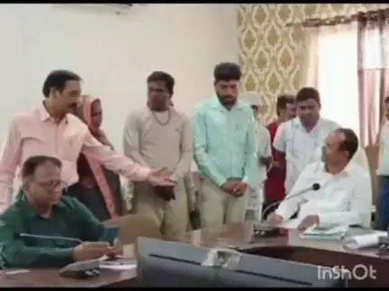 देवास नगर: जिले के ग्राम बड़ौदा में समस्याओं को लेकर ग्रामीणों का उग्र प्रदर्शन, कलेक्टर को सौंपा ज्ञापन