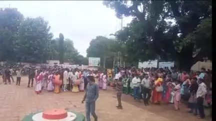 जलडेगा: जलडेगा प्रखंड कार्यालय में विधायक द्वारा जनता दरबार का आयोजन, परिसम्पत्तियों का वितरण