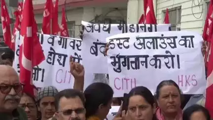 शिमला में फोरलेन प्रभावितों का गुस्सा फूटा, NHAI कार्यालय के बाहर किया हल्ला