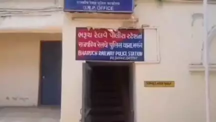 ભરૂચ: રેલવે પોલીસે એકતા નગર સુપર ફાસ્ટ એક્સપ્રેસ ટ્રેનમાંથી ઉતરી જતા ઇસમને વિદેશી દારૂના જથ્થા સાથે ઝડપી પાડ્યો હતો.