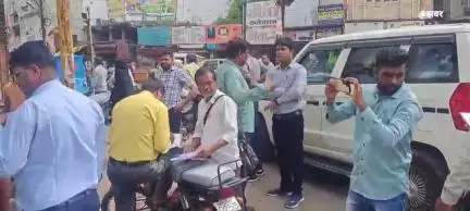 खंडवा नगर: नगर निगम की टीम ने बकायादारों पर की कार्रवाई, नोटिस चस्पा कर की तालाबंदी