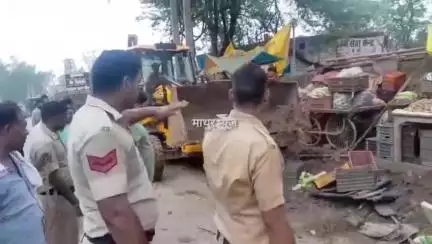 हथीन: बस अड्डा क्षेत्र हथीन में अतिक्रमण धारियों में बुलडोजर देख मचा हड़कंप