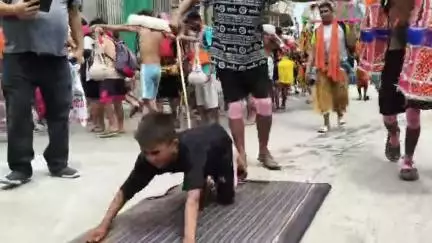 मुज़फ्फरनगर: बड़े भाई को हुआ कैंसर, छोटे भाई ने भोलेनाथ से मांगी मन्नत, 10 साल का कृष्णा लाया दंडवत कावड़, बना आकर्षण का केंद्र
