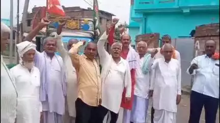 डंडारी: महागठबंधन के नेता बखरी विधायक के समर्थन में तीन दिवसीय धरने के लिए बखरी रवाना